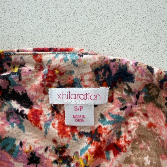 Off-Shoulder Floral Design Cropped Top - Picture 3 of 6